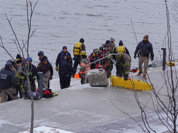 Rescue crews recover body from Maumee River