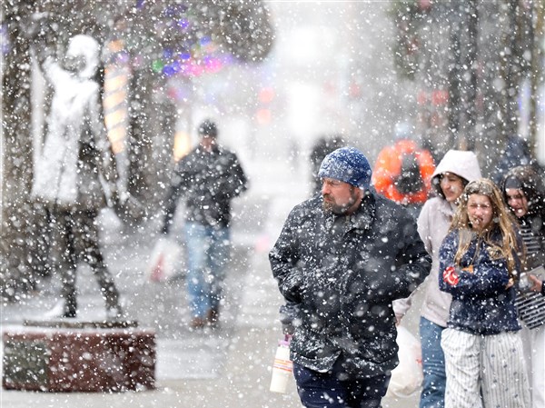 A bomb cyclone brings blizzards to the Midwest before turning east ...