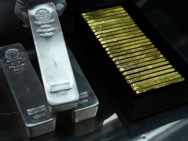 Cene zlata in srebra po zvišanju marž borze CME strmoglavile
