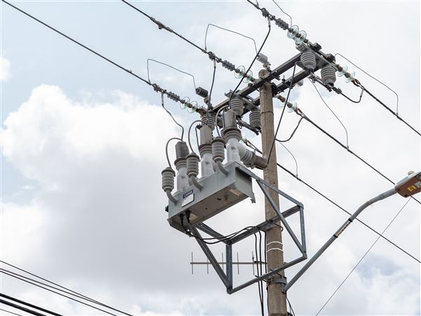 Wind-related power outages black out thousands in Toledo area