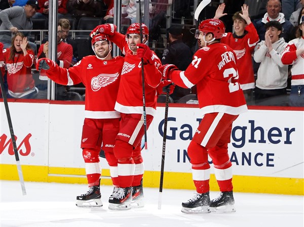 Larkin&amp;#39;s tiebreaking goal in 3rd period sends Red Wings to 4-2 win over Sharks