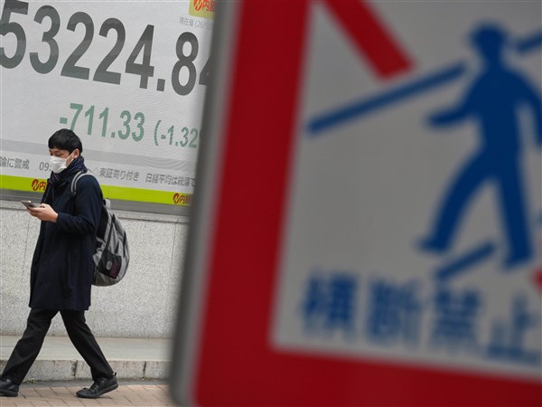 U.S. futures sink after Trump warns of higher tariffs for 8 countries over Greenland issue