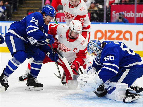 Larkin scores winner, Red Wings top Maple Leafs 2-1 in overtime
