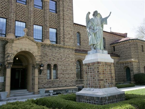 Wedding resale event pops up in Grand Rapids