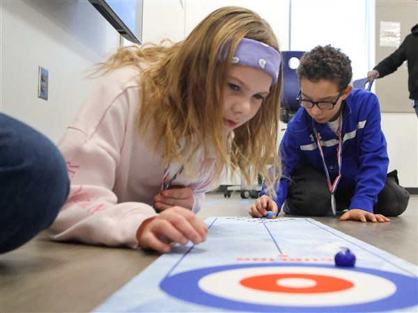 भावी शिक्षक शीतकालीन ओलंपिक विज्ञान शिविर में प्राथमिक विद्यालय के छात्रों के साथ बर्फ़बारी करते हैं