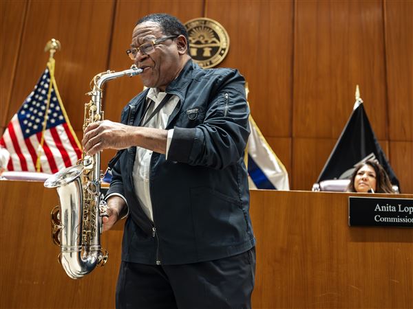 Jazz musician helps Lucas County commissioners honor Art Tatum
