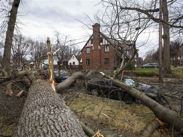 Powerful winds disrupt traffic, knock out power across region | The Blade