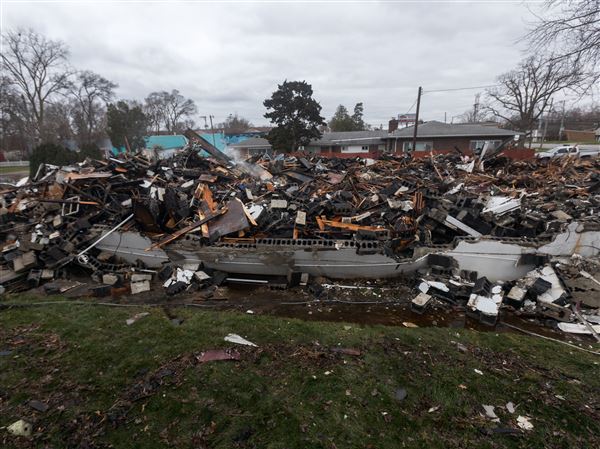 Neighbors rescue residents from apartment fire that displaced 10 people