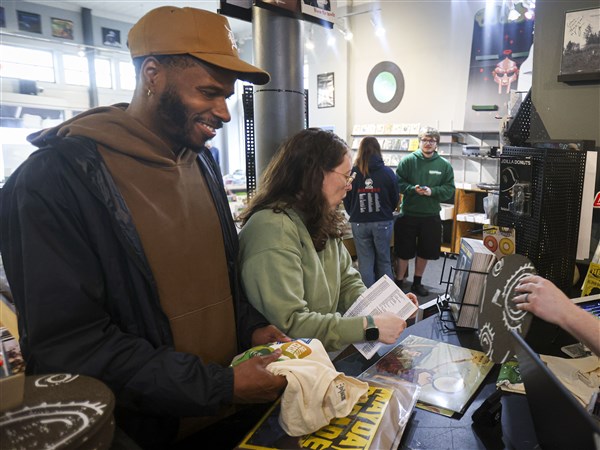 Ο τοπικός έμπορος γιορτάζει την Ημέρα Δισκοπωλείων