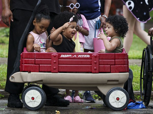 Hundreds show up for Old West End Festival parade
