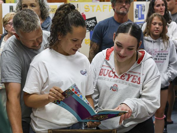 Former students, teachers bid farewell to Harvard Elementary