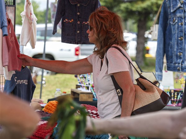Vendors set up shop at first Toledo Yacht Club farmers market