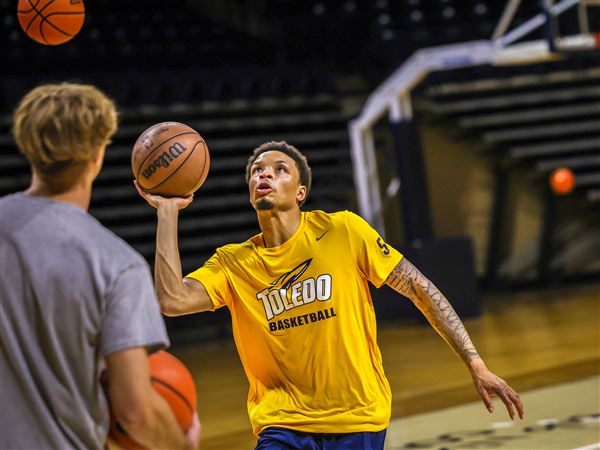 Toledo men's basketball alumni event brings 16 years of Rockets together