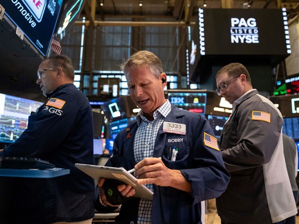 Falling oil prices help calm the stock and bond markets