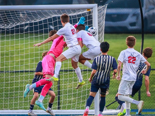 Early goal lifts St. Francis soccer to shutout win over St. John's