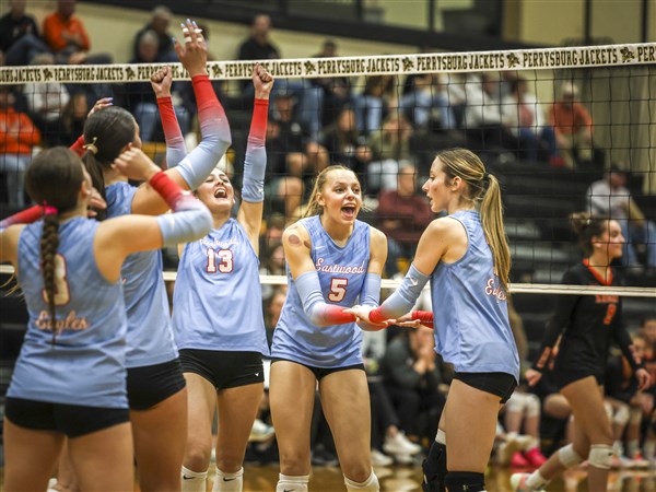 Eastwood, Lake volleyball teams sweep way to district final appearances